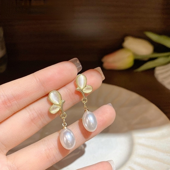 Jewelry - Butterfly Faux Pearl Earrings